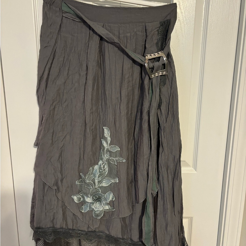 Women’s Gray Floral pattern skirt. Size medium